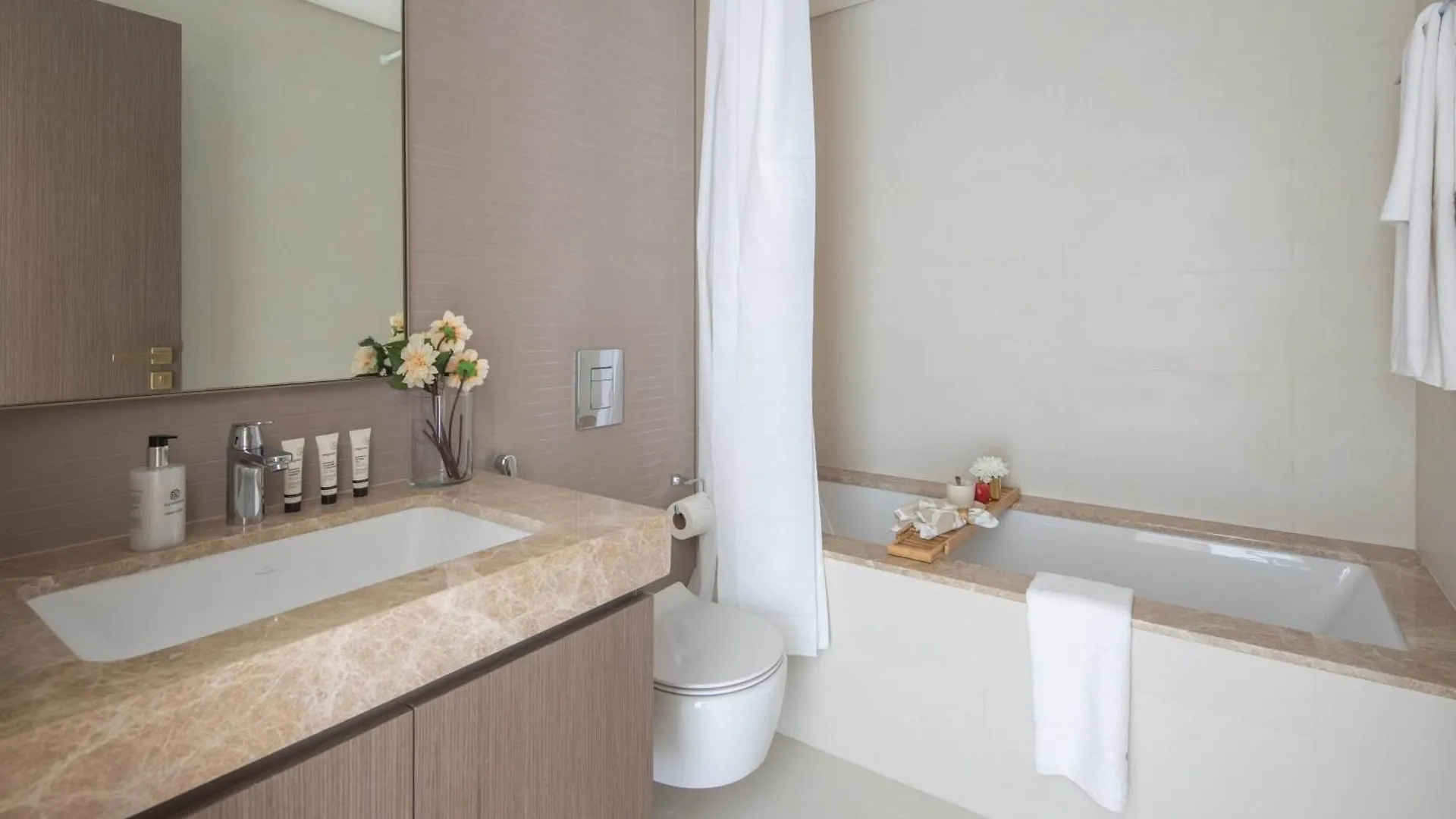 Frank Porter - Grand Bleu Dubai Apartment